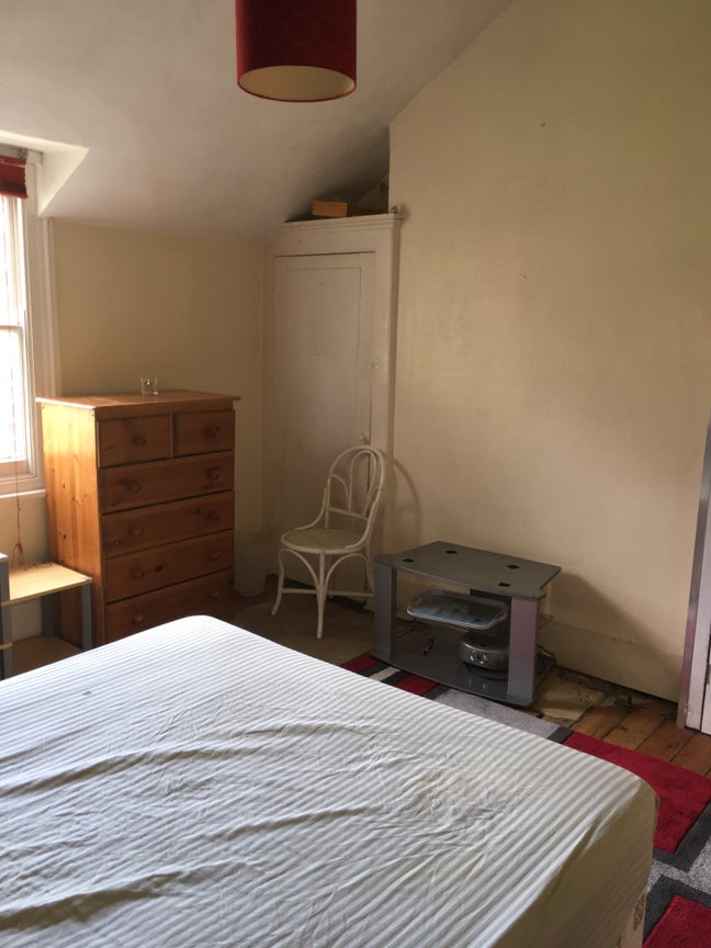 Medium Double  Bedroom in Large Victorian House  Main Photo