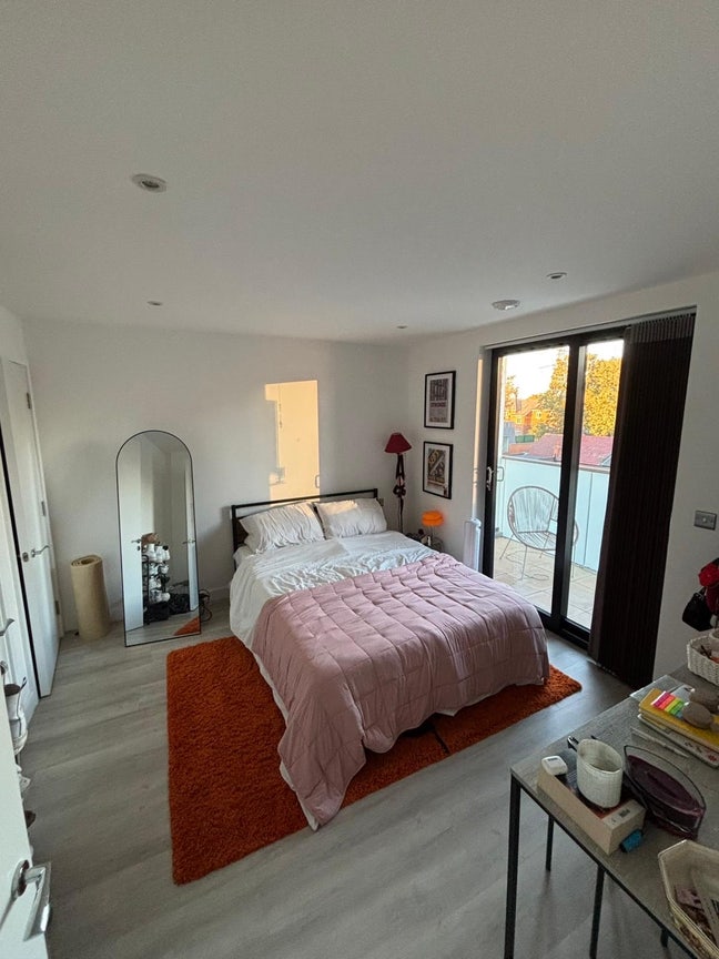 Balcony, ensuite and gym included!   Main Photo