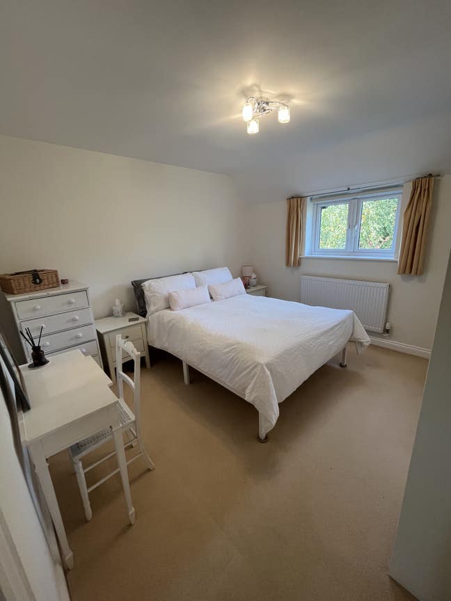 Mon-Fri only double room with private bathroom  Main Photo