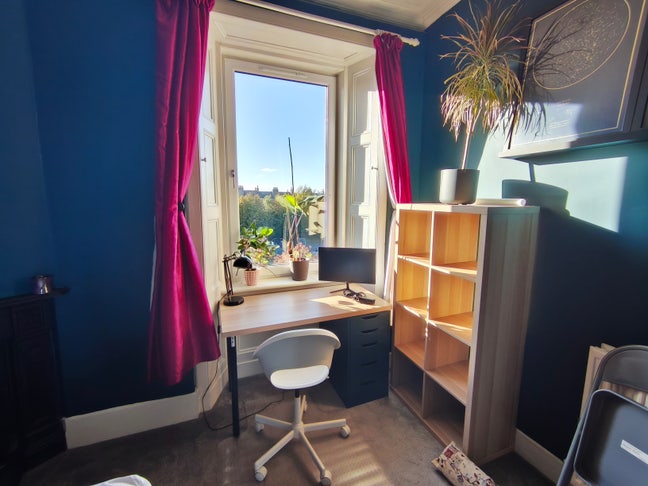 Bright Double Room in Top-Floor Flat by Dalmeny St Main Photo