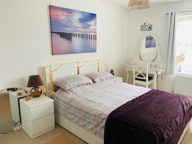 Clean modern spacious room in new build home  Main Photo