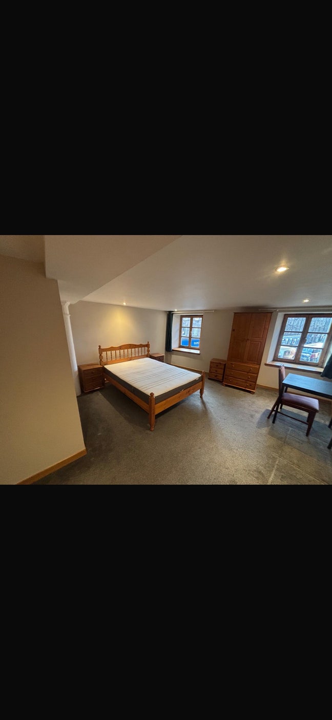Spacious 2 bed flat available in Leith, Edinburgh  Main Photo