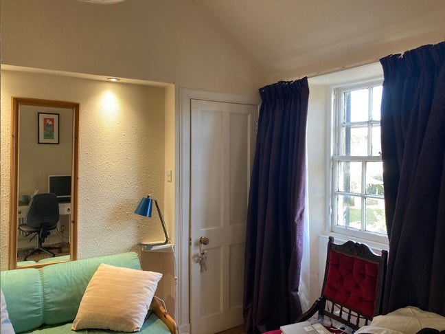 Nice bright ensuite room in historic house Main Photo
