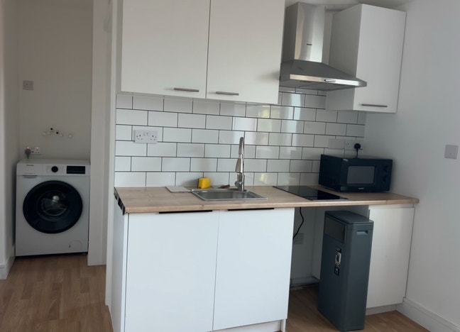 Ashford TW15 studio flat with garden near Heathrow Main Photo