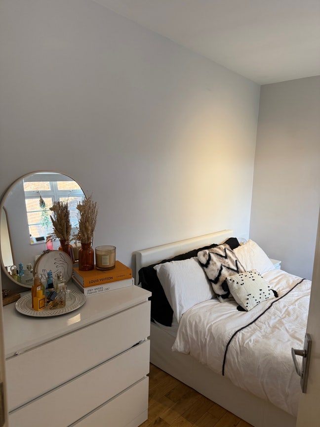Double room in Shared House - Great Location  Main Photo