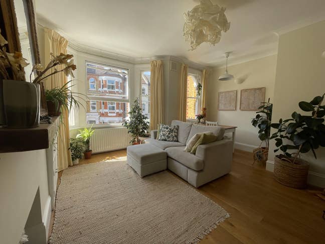 Split-level Flat with Large Living Room Main Photo