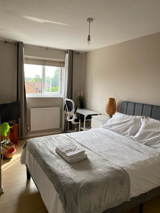 Spacious Double Room in Watford– Friendly House  Main Photo