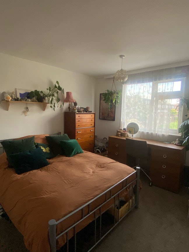 Good sized double room in 3 bed house with garden Main Photo