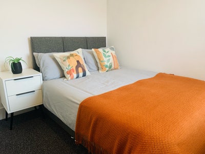 Room with own kitchen - perfect location!! Main Photo