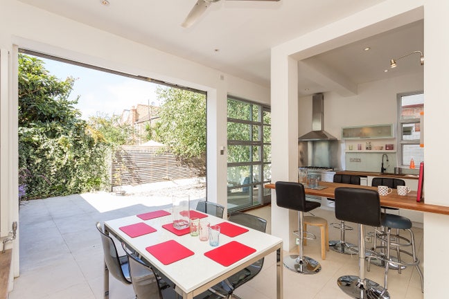 Two large double rooms, one with ensuite Main Photo