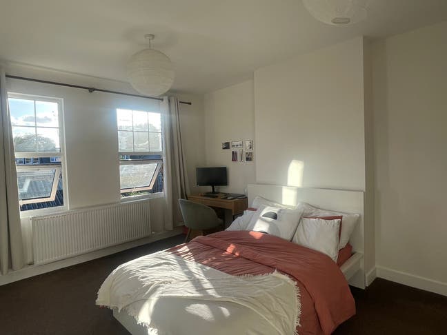 Big bedroom + study in house w/ terrace & living Main Photo
