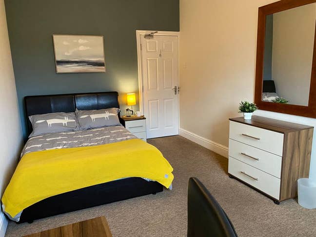 Lovely Large Double room nr Stockport Station Main Photo
