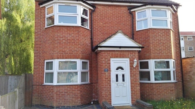 2 Bedroom Doubles  in a Lovely  Detached House Main Photo