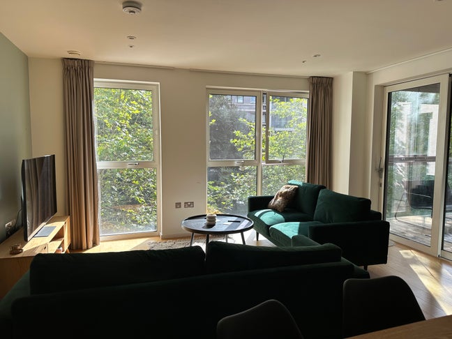 Big Bright Double room in sunny and clean EV flat Main Photo