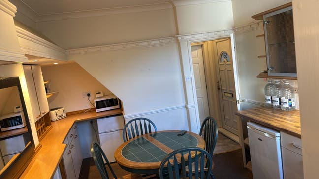 Furnished Single Room – Bills Included Main Photo