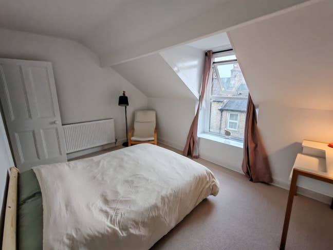 Room available in terrace house Main Photo
