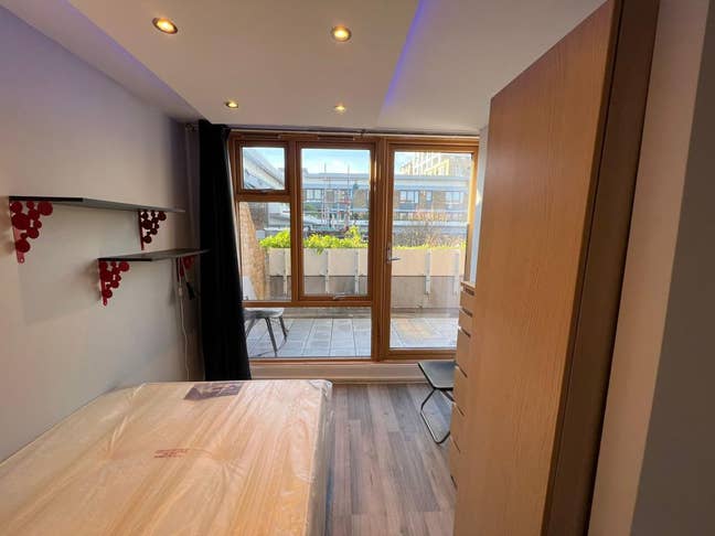 Modern Room in Brixton with Terracel Main Photo