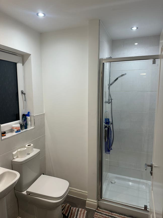2 Double Bedrooms ensuite and a single room  Main Photo