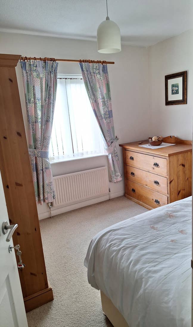 Single room with parking.   Main Photo