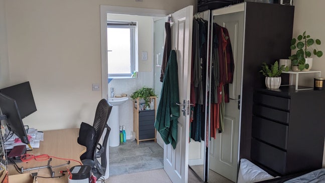 Large Double En-Suite Bedroom Available Main Photo