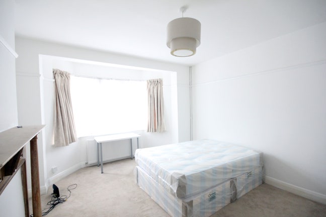 Large double room in beautiful tudor house  Main Photo