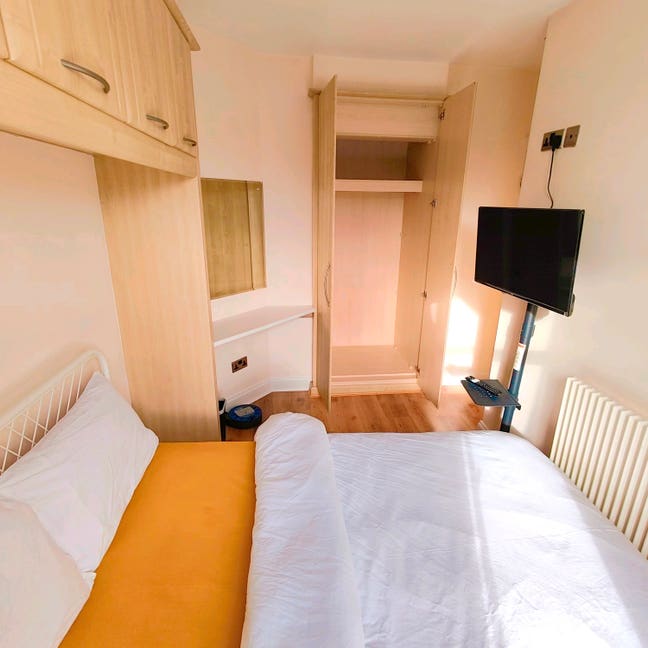 Cosy room with own TV & Fridge Freezer Main Photo