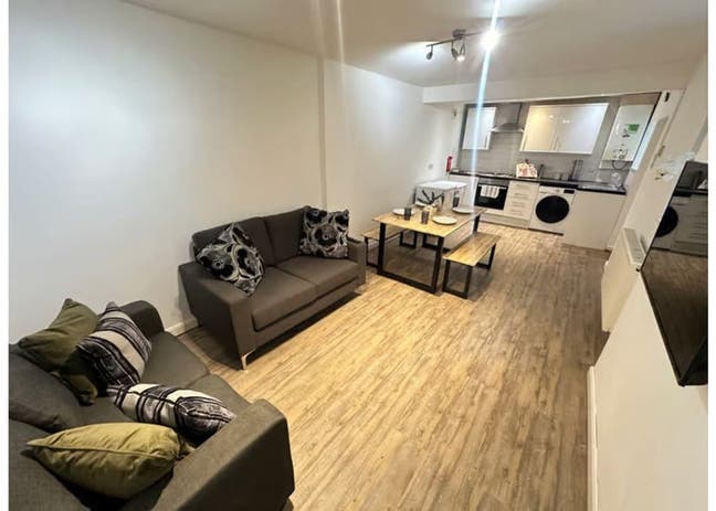 Double Room in Hyde park available now Main Photo