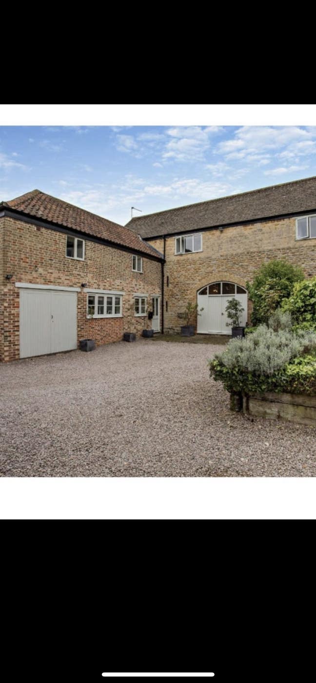 Fab double en-suite room in barn conversion  Main Photo