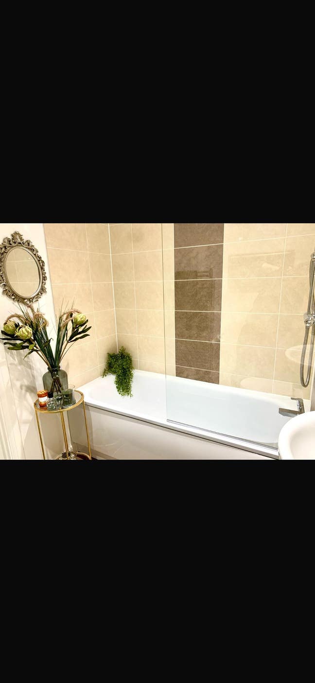 A room in a 2 bed apartment  Main Photo