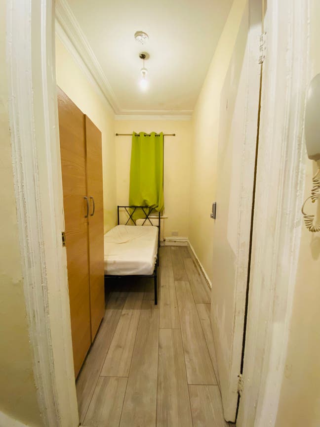 Beautiful rooms available next to station🔥 Main Photo