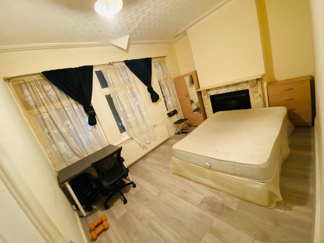 Beautiful rooms available next to station🔥 Main Photo