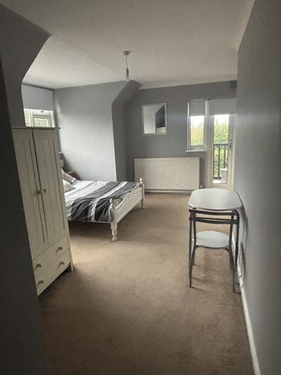 Very large double with en-suite shower & balcony Main Photo