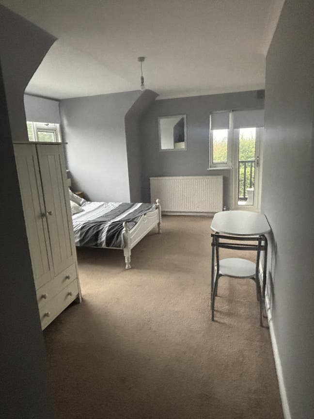 Very large double with en-suite shower  Main Photo