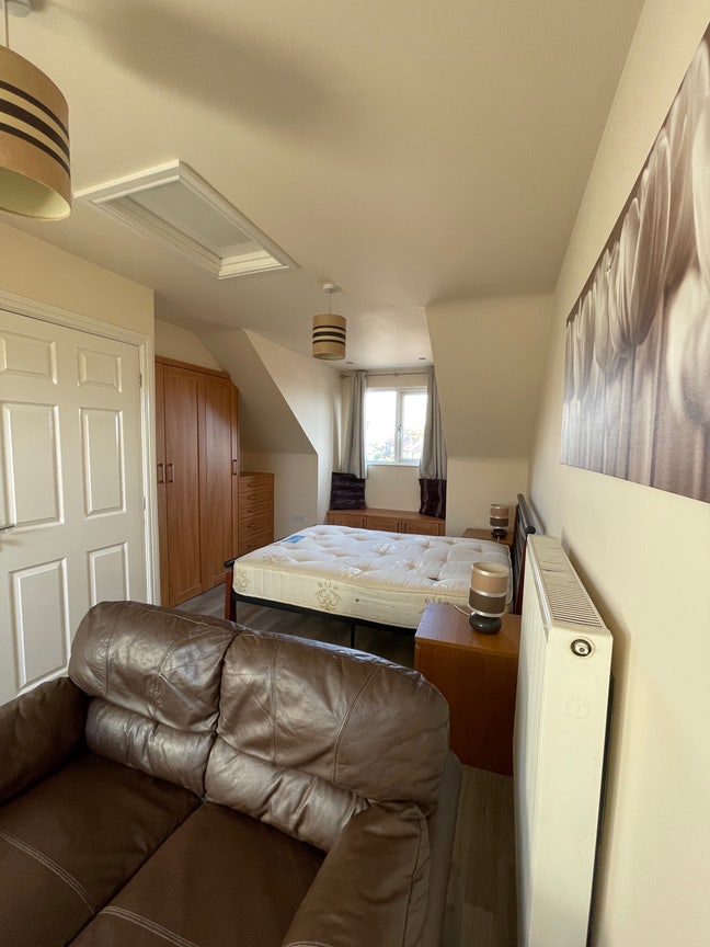 Off Road Parking, Bills & Cleaning Included Main Photo
