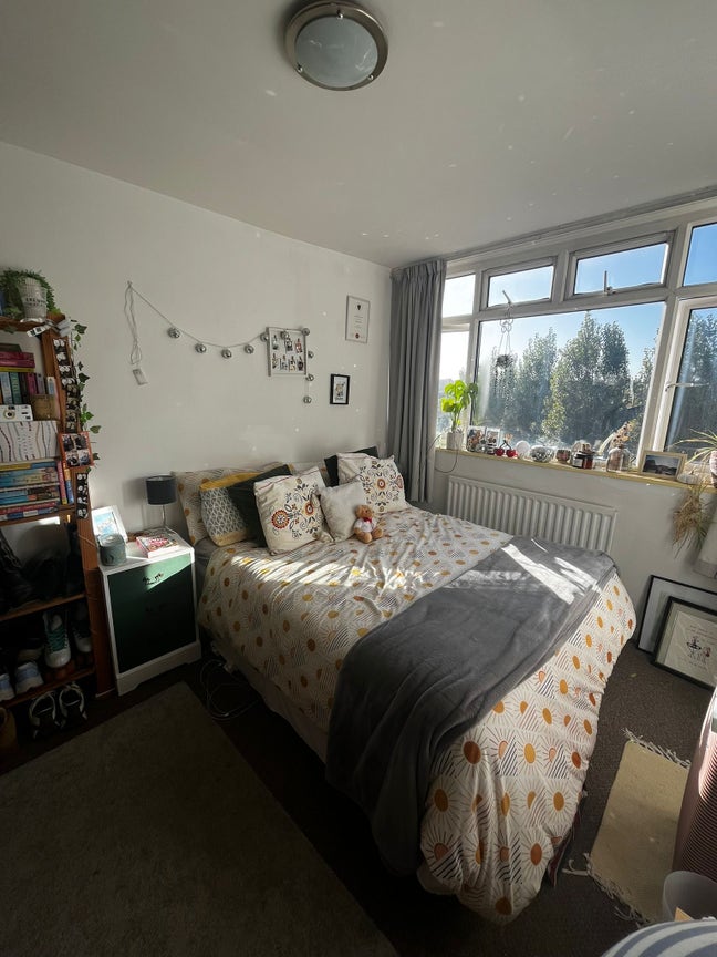 Double bedroom in lovely house!  Main Photo