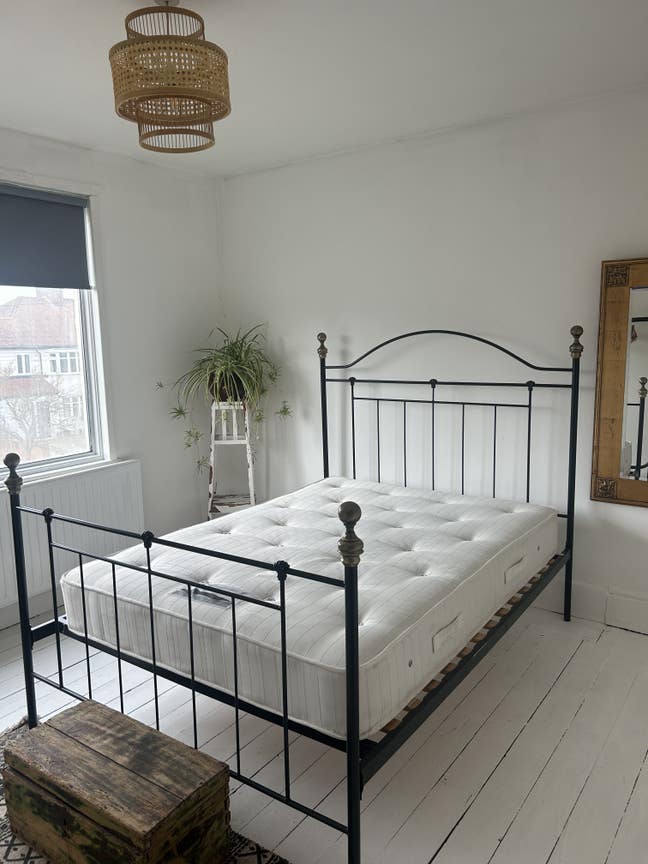Super location Conveniently Located Spare Rooms  Main Photo