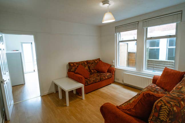 Very large back bedroom in clean house in Soton Main Photo