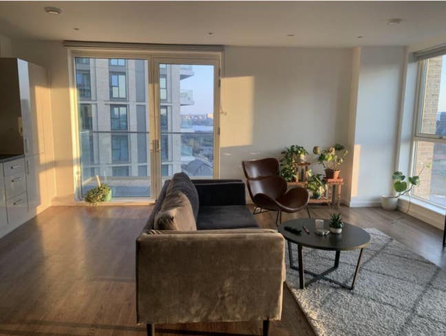  Female preferred double  room  in  a  modern  3-bed  flat
 Main Photo