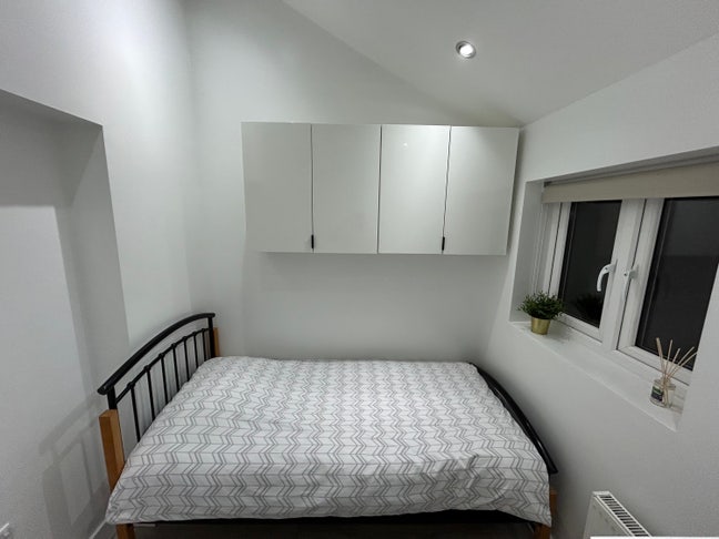 New refurbished double and single bedroom Main Photo