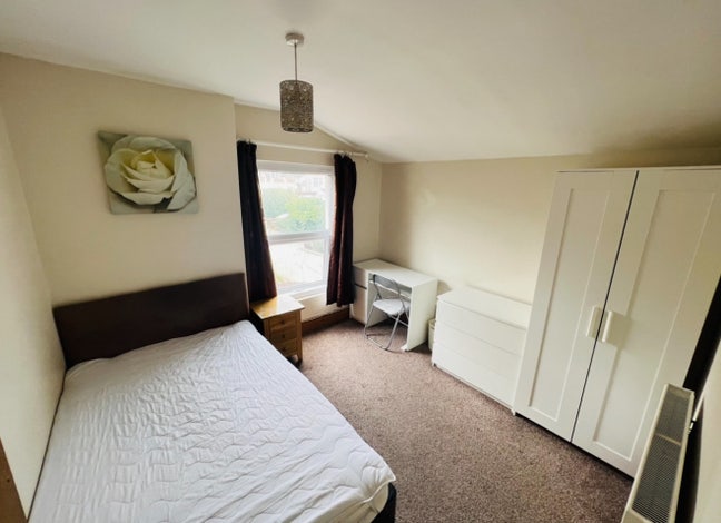 Lovely Double Bedroom, Bills Included!  Main Photo