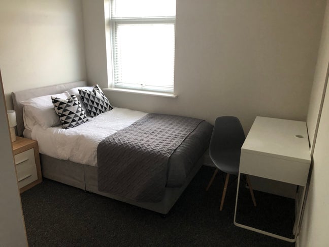Double room all bills included private bathroom Main Photo