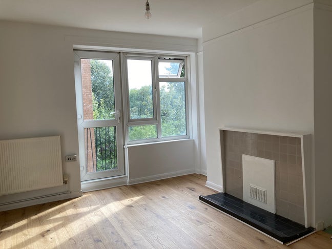 Newly renovated 1-bed flat with balcony  Main Photo