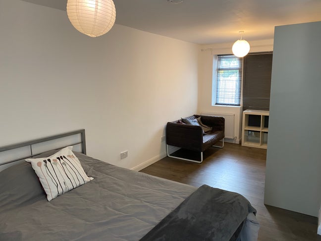 Very spacious professional co-living with en-suite Main Photo