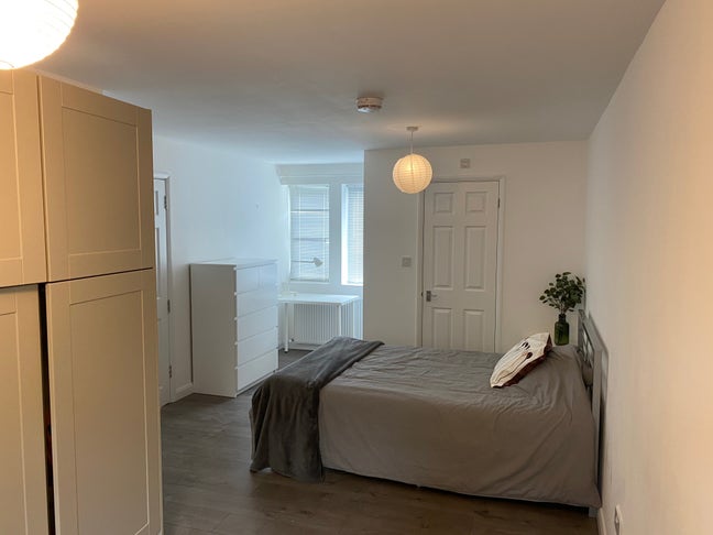 Very spacious professional co-living with en-suite Main Photo