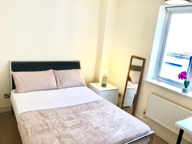 Room available in good location flat  Main Photo