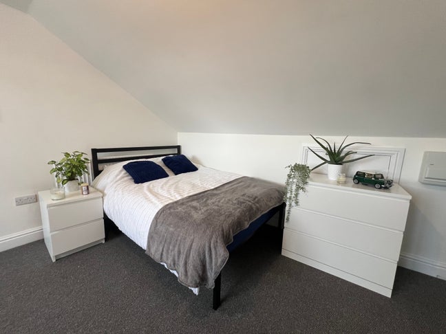 Studio Room Available! Newly Refurbished‼️ Main Photo
