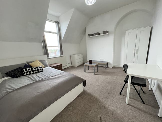 EX large room in Streatham High Street Main Photo