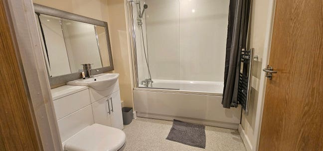 Large Double Room  Near Town Centre  Main Photo
