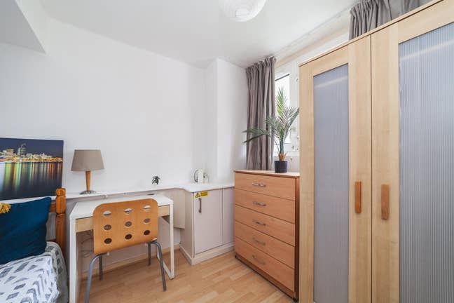 Budget Room in Spacious Flat - Roehampton Main Photo