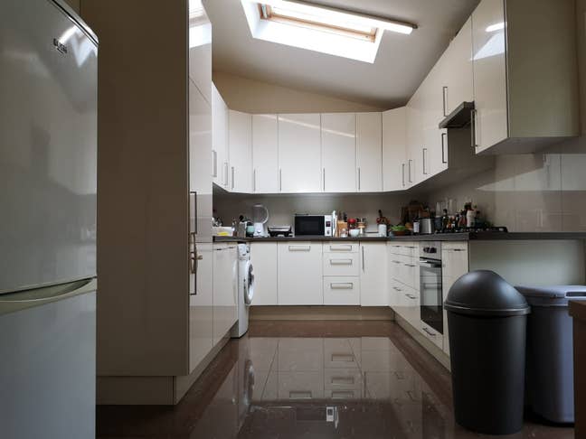Refurbished room , near park and tube, all bills Main Photo